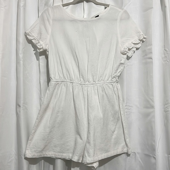 White romper with ruffle sleeves - Picture 1 of 6